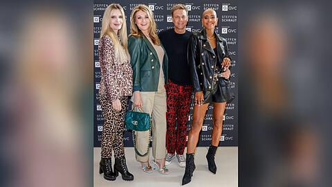 Mirja du Mont, Frauke Ludowig und Sharon Battiste nehmen Steffen Schraut in ihre Mitte.