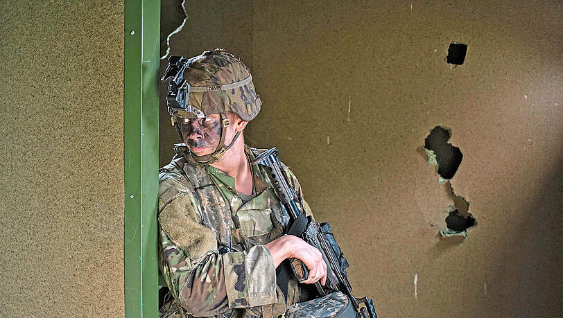 Die US-Streitkräfte sind in Alarmbereitschaft. Seit Sonntag gibt es vor ihren militärischen Einrichtungen in Deutschland lange Wartezeiten. Auch der bayerische Standort in Grafenwöhr ist betroffen. Zuvor hatte das Pentagon die zweithöchste Terror-Alarmstufe ausgerufen.