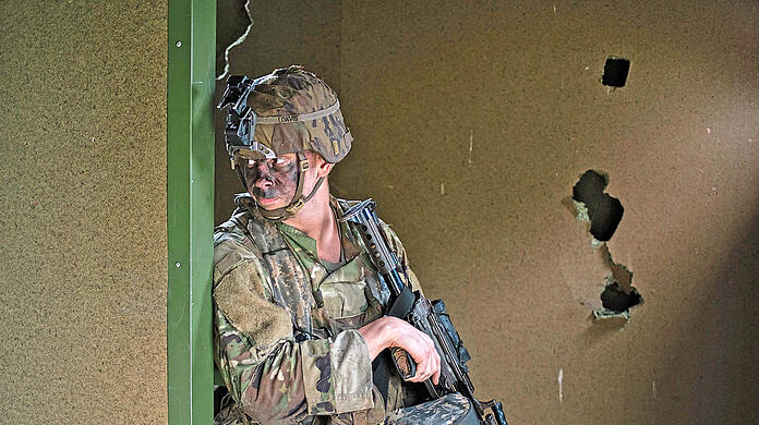 Die US-Streitkräfte sind in Alarmbereitschaft. Seit Sonntag gibt es vor ihren militärischen Einrichtungen in Deutschland lange Wartezeiten. Auch der bayerische Standort in Grafenwöhr ist betroffen. Zuvor hatte das Pentagon die zweithöchste Terror-Alarmstufe ausgerufen.