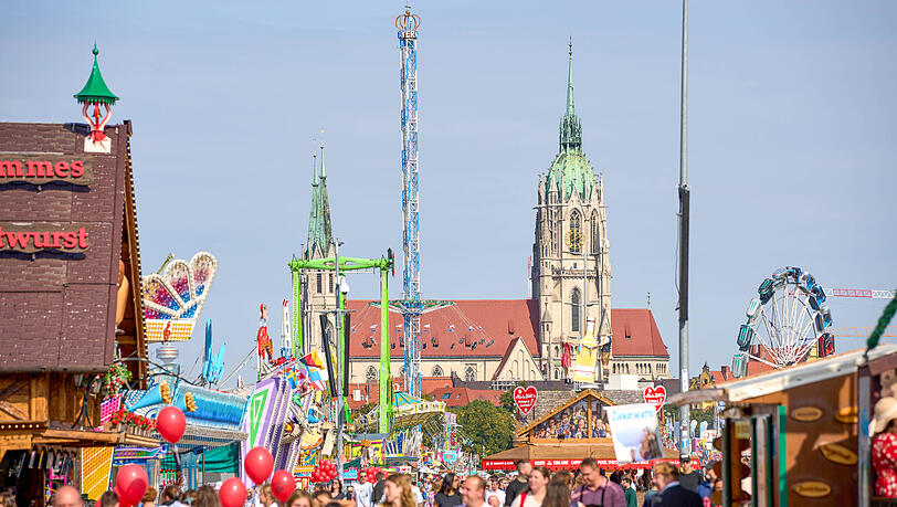 Ozapft is: Besucherinnen und Besucher flanieren ab dem 20. September wieder über die Theresienwiese. Ozapft is: Besucherinnen und Besucher flanieren ab dem 20. September wieder über die Theresienwiese.
