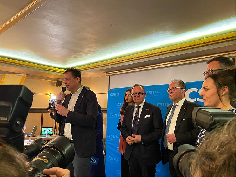 Auftritt im Park Caf&eacute; nach den ern&uuml;chternden Zahlen f&uuml;r die CSU: Bezirkschef und Justizminister Georg Eisenreich (l.) lobt Clemens Baumg&auml;rtner (M.) als &bdquo;gro&szlig;artigen OB-Kandidaten&ldquo;, r&auml;umt aber die Niederlage ein.