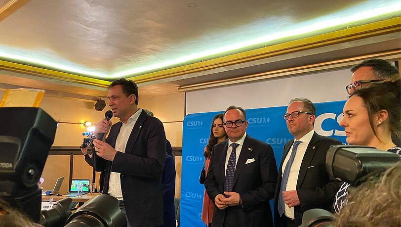 Auftritt im Park Caf&eacute; nach den ern&uuml;chternden Zahlen f&uuml;r die CSU: Bezirkschef und Justizminister Georg Eisenreich (l.) lobt Clemens Baumg&auml;rtner (M.) als &bdquo;gro&szlig;artigen OB-Kandidaten&ldquo;, r&auml;umt aber die Niederlage ein.