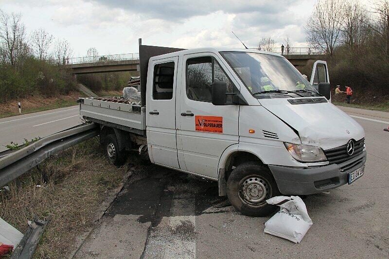 Ein 70 Jahre alter Autofahrer ist am Donnerstag bei einem Unfall auf der Autobahn 94 nahe Poing in Oberbayern ums Leben gekommen. Der Mann übersah das Ende eines Staus.