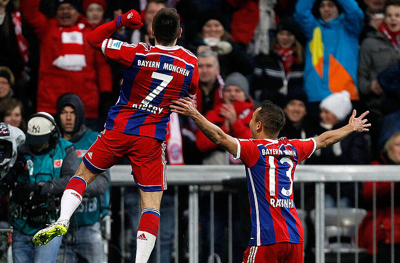 Franck Ribéry bejubelt mit Rafinha sein Siegtor gegen Bayer Leverkusen.