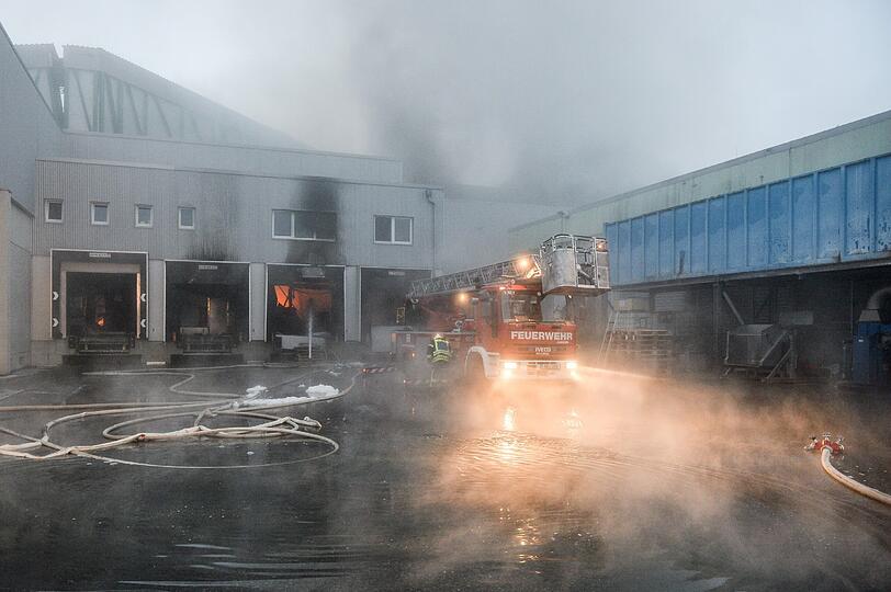 Wiesenhof-Schlachtbetrieb brennt ab: Feuer in Bogen bei Straubing. Die Feuerwehr kämpft gegen die Flammen. War es Brandstiftung?