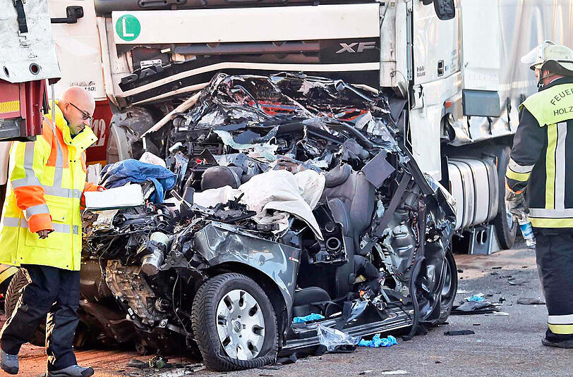 Bei einem Auffahrunfall an einem Stauende wurde ein Audi zwischen zwei Lastwagen plattgedrückt.