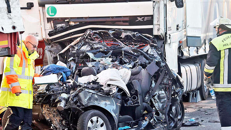 Bei einem Auffahrunfall an einem Stauende wurde ein Audi zwischen zwei Lastwagen plattgedrückt. Bei einem Auffahrunfall an einem Stauende wurde ein Audi zwischen zwei Lastwagen plattgedrückt.