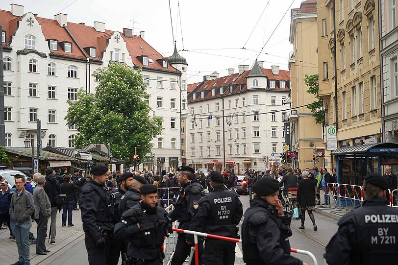 Am Wiener Platz versammeln sich Demonstranten und Gegendemonstranten.
