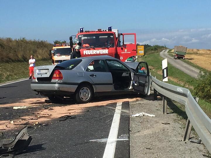 Horror-Unfall in Unterfranken: Bei dem Frontal-Crash kommen zwei Menschen ums Leben.