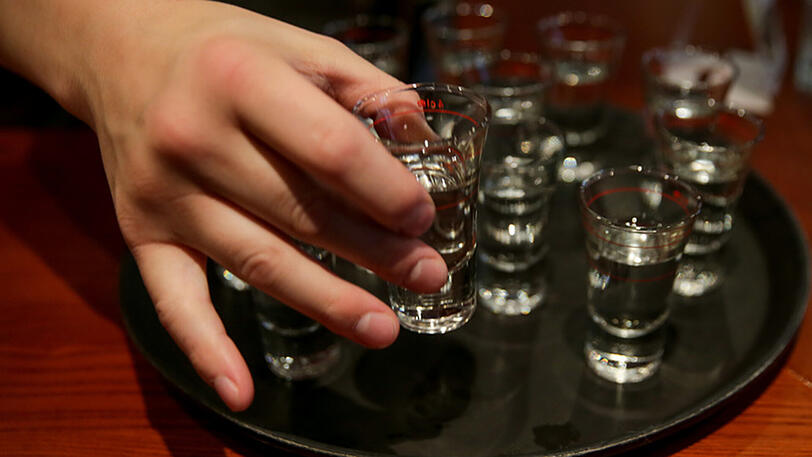 Alkohol ist bei Jugendlichen weniger beliebt.