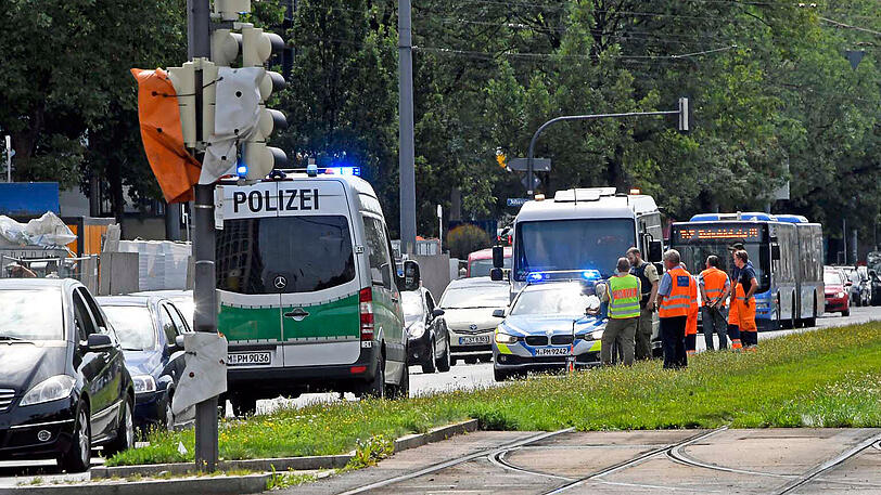 Vermutlich aus gesundheitlichen Gründen verlor ein BMW-Fahrer die Kontrolle über seinen X3 und krachte in eine Baustelle. Die Bilder.