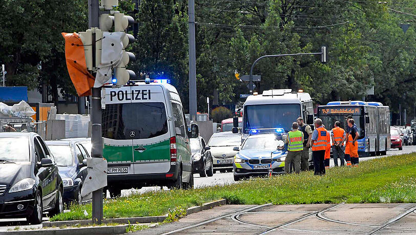 Vermutlich aus gesundheitlichen Gründen verlor ein BMW-Fahrer die Kontrolle über seinen X3 und krachte in eine Baustelle. Die Bilder. Vermutlich aus gesundheitlichen Gründen verlor ein BMW-Fahrer die Kontrolle über seinen X3 und krachte in eine Baustelle. Die Bilder.