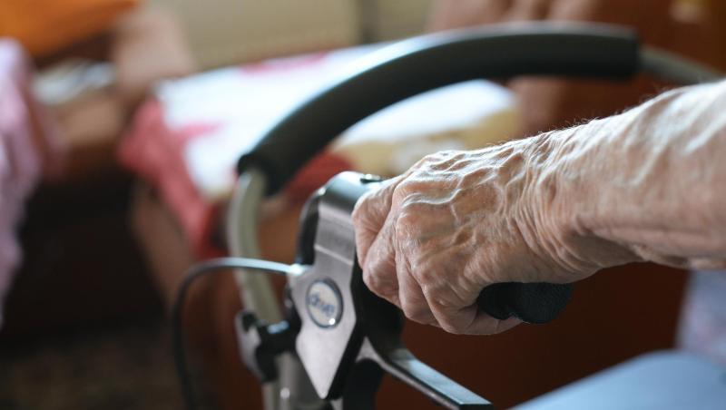 Eine Seniorin bewegt sich mit einem Rollator durch ihr Zimmer. Foto: Jens Kalaene/dpa-Zentralbild/dpa/Symbolbild Eine Seniorin bewegt sich mit einem Rollator durch ihr Zimmer. Foto: Jens Kalaene/dpa-Zentralbild/dpa/Symbolbild