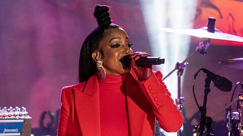 Mickey Guyton singt die Nationalhymne beim Super Bowl.