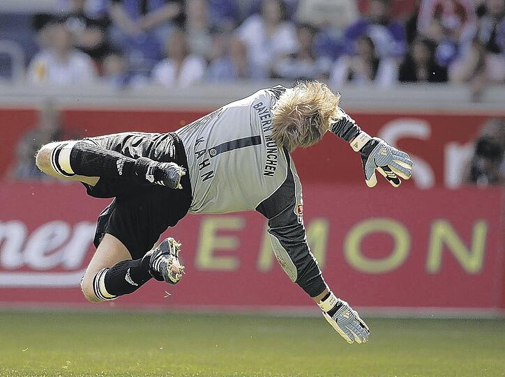 &bdquo;Vom anderen Stern&ldquo;: Effenberg über Oliver Kahns Paraden. Hier fliegt der Torhüter beim 3:2-Sieg am Samstag gegen Duisburg. Foto: M.i.S.