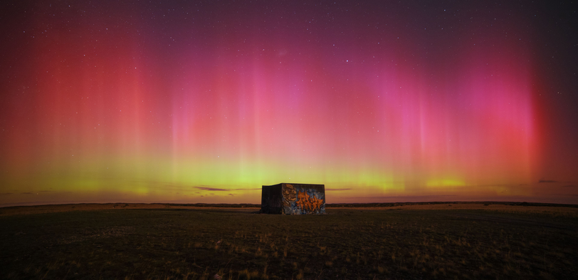 Zu den drei besten Aurora-Bildern gehört die Aufnahme von Chester Hall-Fernandez. Fotografiert hat er diesen Zauber am Himmel aus Gelb und Pink in Neuseeland.