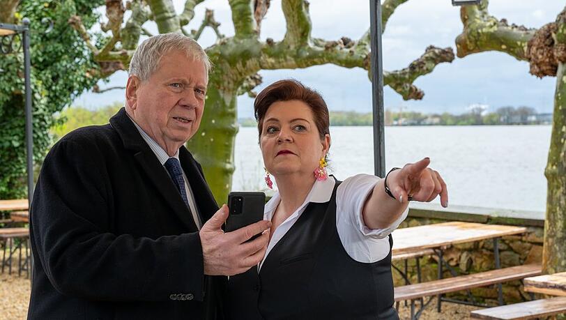 "Der Staatsanwalt: Der Tod hat Vorfahrt": Oberstaatsanwalt Bernd Reuther (Rainer Hunold) sucht nach Zusammenhängen zwischen der ermordeten Sofia Nikova und Eva Lemke. "Der Staatsanwalt: Der Tod hat Vorfahrt": Oberstaatsanwalt Bernd Reuther (Rainer Hunold) sucht nach Zusammenhängen zwischen der ermordeten Sofia Nikova und Eva Lemke.
