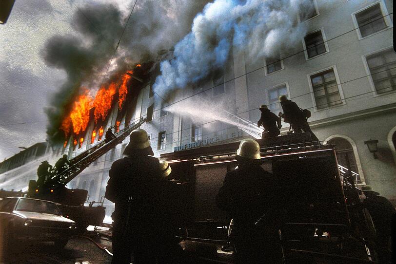 Großbrand im Hofbräukeller am Wiener Platz! Die denkmalgeschützte Mälzerei brennt dabei völlig aus, auch Teile der Gaststätte werden dabei zerstört. Großbrand im Hofbräukeller am Wiener Platz! Die denkmalgeschützte Mälzerei brennt dabei völlig aus, auch Teile der Gaststätte werden dabei zerstört.