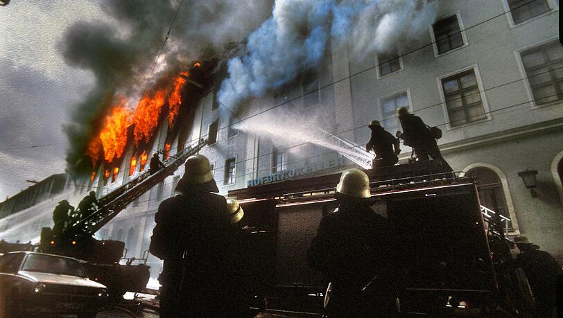 Großbrand im Hofbräukeller am Wiener Platz! Die denkmalgeschützte Mälzerei brennt dabei völlig aus, auch Teile der Gaststätte werden dabei zerstört. Großbrand im Hofbräukeller am Wiener Platz! Die denkmalgeschützte Mälzerei brennt dabei völlig aus, auch Teile der Gaststätte werden dabei zerstört.