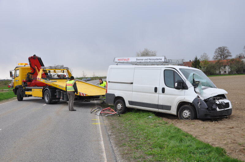 Am Mittwochnachmittag ereignete sich zwischen Erharting und Winhöring ein tödlicher Verkehrsunfall. Ein Radfahrer wurde von einem Kastenwagen frontal erfasst und stirbt noch an der Unfallstelle.