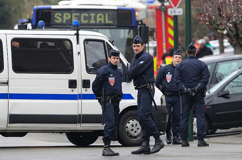Der mutmaßliche Serienmörder von Toulouse ist nach Angaben von Präsident Nicolas Sarkozy identifiziert. Der schwer bewaffnete Verdächtige hat sich in einem Mehrfamilienhaus verschanzt, dessen Bewohner gegen Mittag evakuiert wurden.
