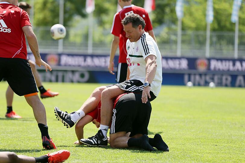 Franck Ribéry stellt Assistentztrainer Gianni Bianci "ein Bein"Um 10 Uhr Morgens standen die Profis des FC Bayern schon auf dem Trainingsgelände in Riva. Heute Abend gibt's noch ein Spiel gegen eine Fanauswahl im "Paulaner Cup des Südens". Sehen Sie hier die Bilder von Tag 2.