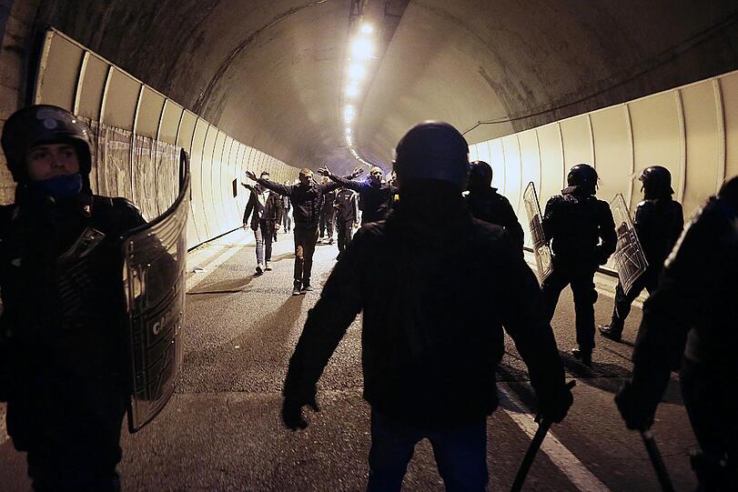 Schwere Ausschreitungen in Rom: Beim Spiel Feyenoord Rotterdam gegen AS Rom drehen Hooligans durch und verwüsten den Bereich um die antike spanische Treppe. Die Bilder...