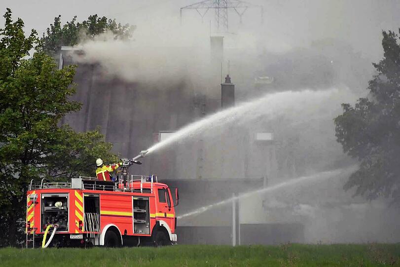 Die Tennishalle des SC Eching brannte am Sonntag lichterloh. Klicken Sie sich durch die Bilder des Feuerwehreinsatzes.