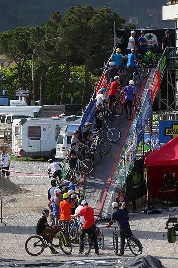 Höher, schneller, weiter - das sind die Bilder vom King of Dirt beim Riva Bike Festival 2013.