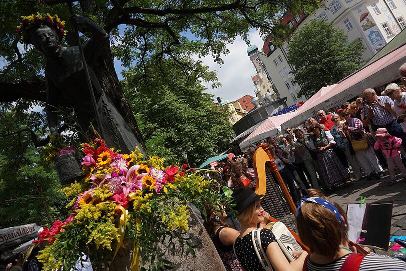 Schausteller, Musiker, Tänzer und Kabarettisten: Die Bilder vom Brunnenfest am Viktualienmarkt.
