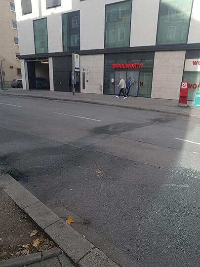 Brandflecken auf dem Asphalt zeugen am Tag danach von den brennenden Reifen.