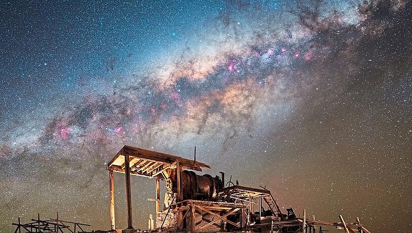 Der Himmel über Namibia im Süden Afrikas. Das Areal um Bogenfels hieß früher "Sperrgebiet" - die deutschen Kolonialherren suchten dort nach Diamanten. Ihre Bauten sind mittlerweile Geisterorte. Der Himmel über Namibia im Süden Afrikas. Das Areal um Bogenfels hieß früher "Sperrgebiet" - die deutschen Kolonialherren suchten dort nach Diamanten. Ihre Bauten sind mittlerweile Geisterorte.
