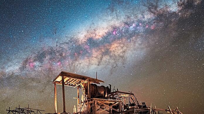 Der Himmel über Namibia im Süden Afrikas. Das Areal um Bogenfels hieß früher "Sperrgebiet" - die deutschen Kolonialherren suchten dort nach Diamanten. Ihre Bauten sind mittlerweile Geisterorte.