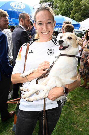 Mit tierischer Begleitung: Ex-Kickboxerin und Moderatorin Christine Theiss