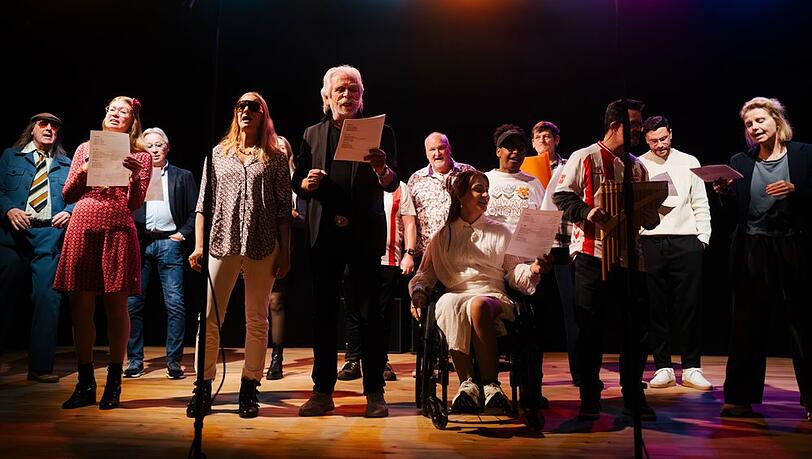 Henning Krautmacher (vorne Mitte) hat mit zahlreichen teilweise prominenten Mitwirkenden einen Song f&uuml;r Inklusion produziert.