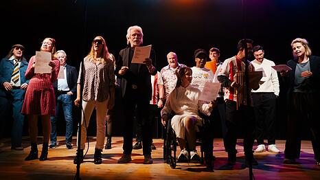 Henning Krautmacher (vorne Mitte) hat mit zahlreichen teilweise prominenten Mitwirkenden einen Song f&uuml;r Inklusion produziert.