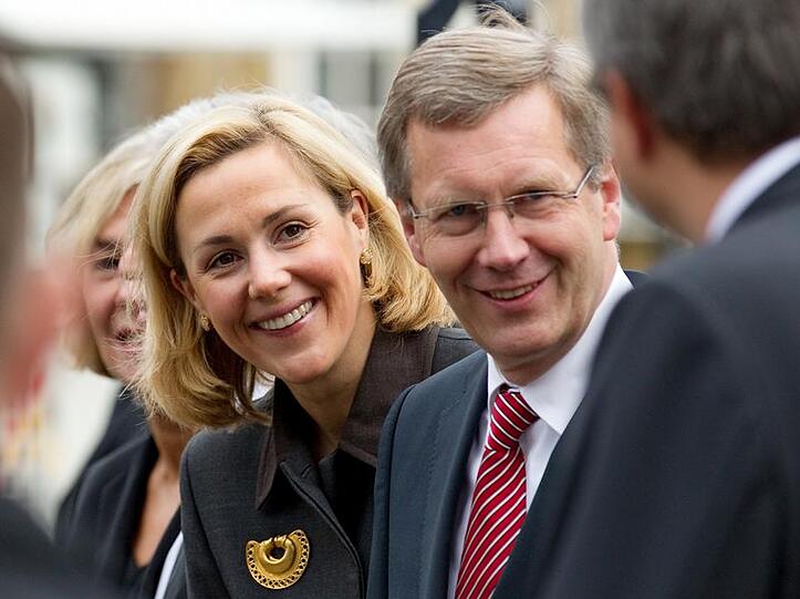 Bundespräsident Christian Wulff und seine Frau Bettina stehen vor dem Rathaus in Bremen.