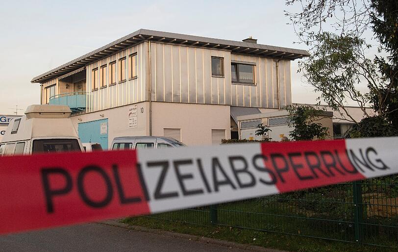 Nach dem Mord an zwei Mädchen in Köngen ist die Mutter verhaftet worden. Der Ort befindet sich im Schock-Zustand. Bilder von der Trauer und vom Tatort.