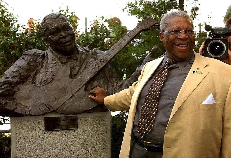 Der Blues-Legende ein Denkmal gesetzt. B. B. King vor seiner Statue in Montreux.