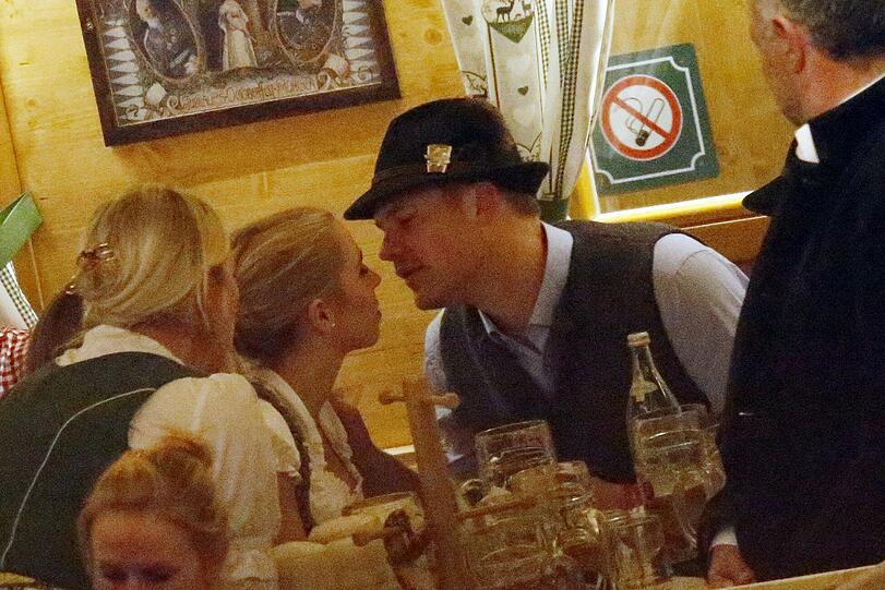Manuel Neuer mit seiner Freundin Nina im Schützenzelt