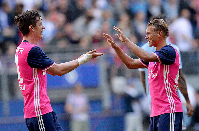 Knapp hinter dem diesjährigen Sieger platziert sich der Hamburger SV. Das weiße Shirt wirkt durch das leicht glänzende Rautenmuster Ton in Ton auf der Vorderseite fast schon elegant, dennoch sportlich und ist gekonnt realisiert. Akzente in Rot und Blau spiegeln die Vereinsfarben authentisch wieder und werden durch Hose und Stutzen komplettiert. Besonders hervorzuheben sind das recycelte Polyestermaterial und die interessante neue, an einen Polokragen erinnernde Ausschnittlösung.