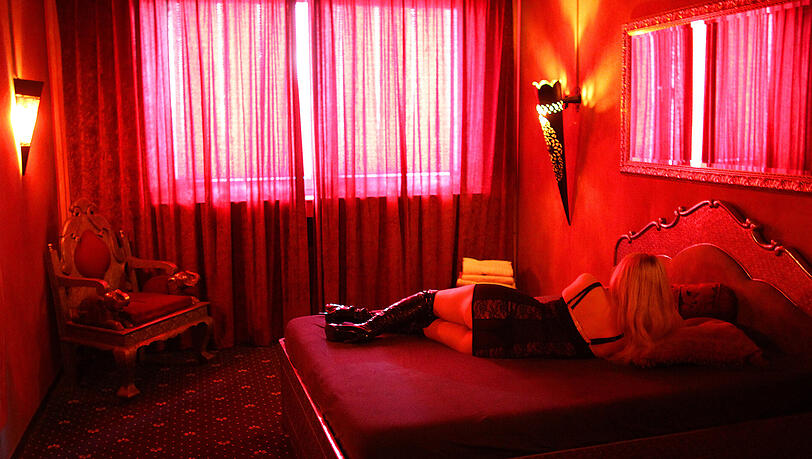 Eine Prostituierte wartet in einem Kölner Bordell auf Kundschaft. Eine Prostituierte wartet in einem Kölner Bordell auf Kundschaft.