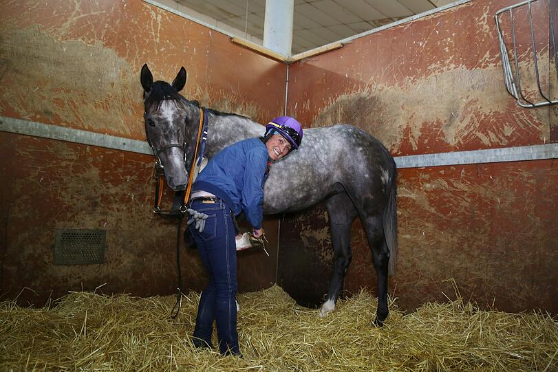 Jockey Gerlinde nach dem Übungsrennen bei der Hufpflege.