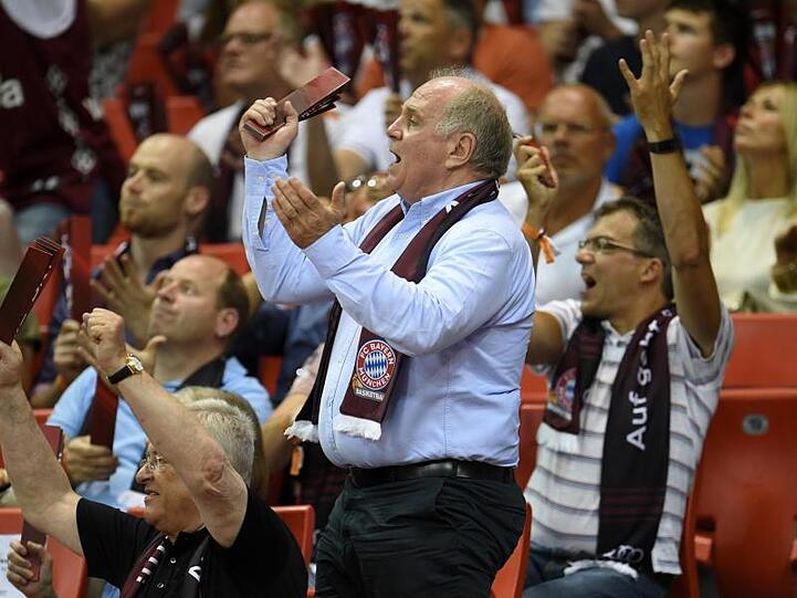 Uli Hoeneß fiebert bei einem Spiel der Bayern in der Basketball-Bundeliga mit.