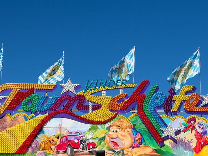 Das Fahrgeschäft "Kinder Traumschleife" auf dem Oktoberfest in München.