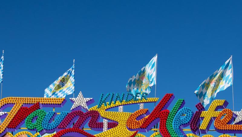 Das Fahrgeschäft "Kinder Traumschleife" auf dem Oktoberfest in München. Das Fahrgeschäft "Kinder Traumschleife" auf dem Oktoberfest in München.