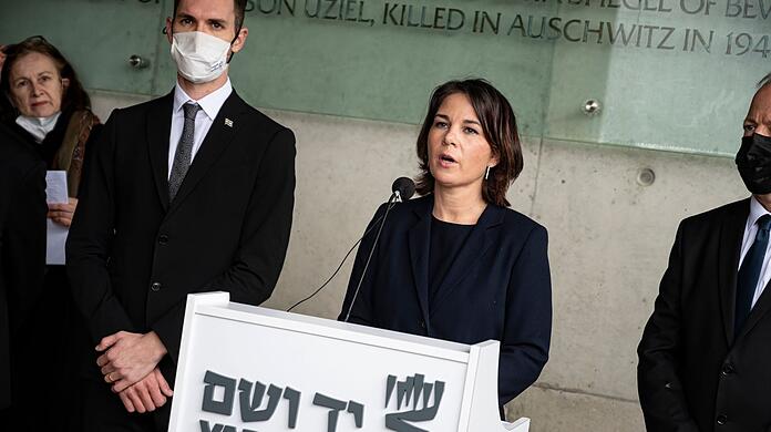 Außenministerin Annalena Baerbock in der Holocaust-Gedenkstätte Yad Vashem. Baerbock ist zu einem Antrittsbesuch in Israel und reist dann auch in die Palästinensischen Autonomiegebiete sowie nach Jordanien und Ägypten weiter.