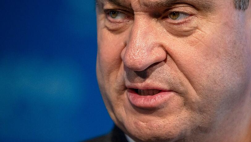 Markus Söder (CSU) hat eine Wette verloren – und muss nun die Wettschulden einlösen. Markus Söder (CSU) hat eine Wette verloren – und muss nun die Wettschulden einlösen.