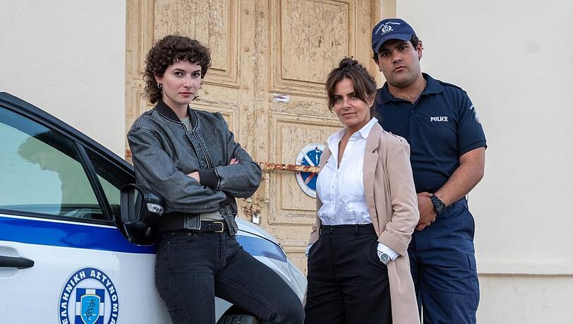 "Tod in der Bucht - Ein Kreta-Krimi": Die Chefin des Morddezernats Rethymnon Eleni Theodoraki (Naomi Krauss, M.), ihr Neffe Alexis Sisamakis (Danilo Kamperidis, r.) und Kollegin Penelope Kalaitzaki (Franziska von Harsdorf, l.). "Tod in der Bucht - Ein Kreta-Krimi": Die Chefin des Morddezernats Rethymnon Eleni Theodoraki (Naomi Krauss, M.), ihr Neffe Alexis Sisamakis (Danilo Kamperidis, r.) und Kollegin Penelope Kalaitzaki (Franziska von Harsdorf, l.).