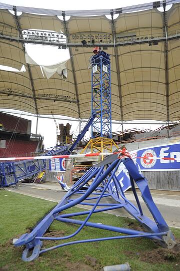 Die Fußball-Arena wird zurzeit umgebaut. Offensichtlich war an dem
Baukran ein Ausleger abgebrochen, dadurch sei auch die Führerkabine
mit in die Tiefe gerissen worden, sagte ein Polizeisprecher.